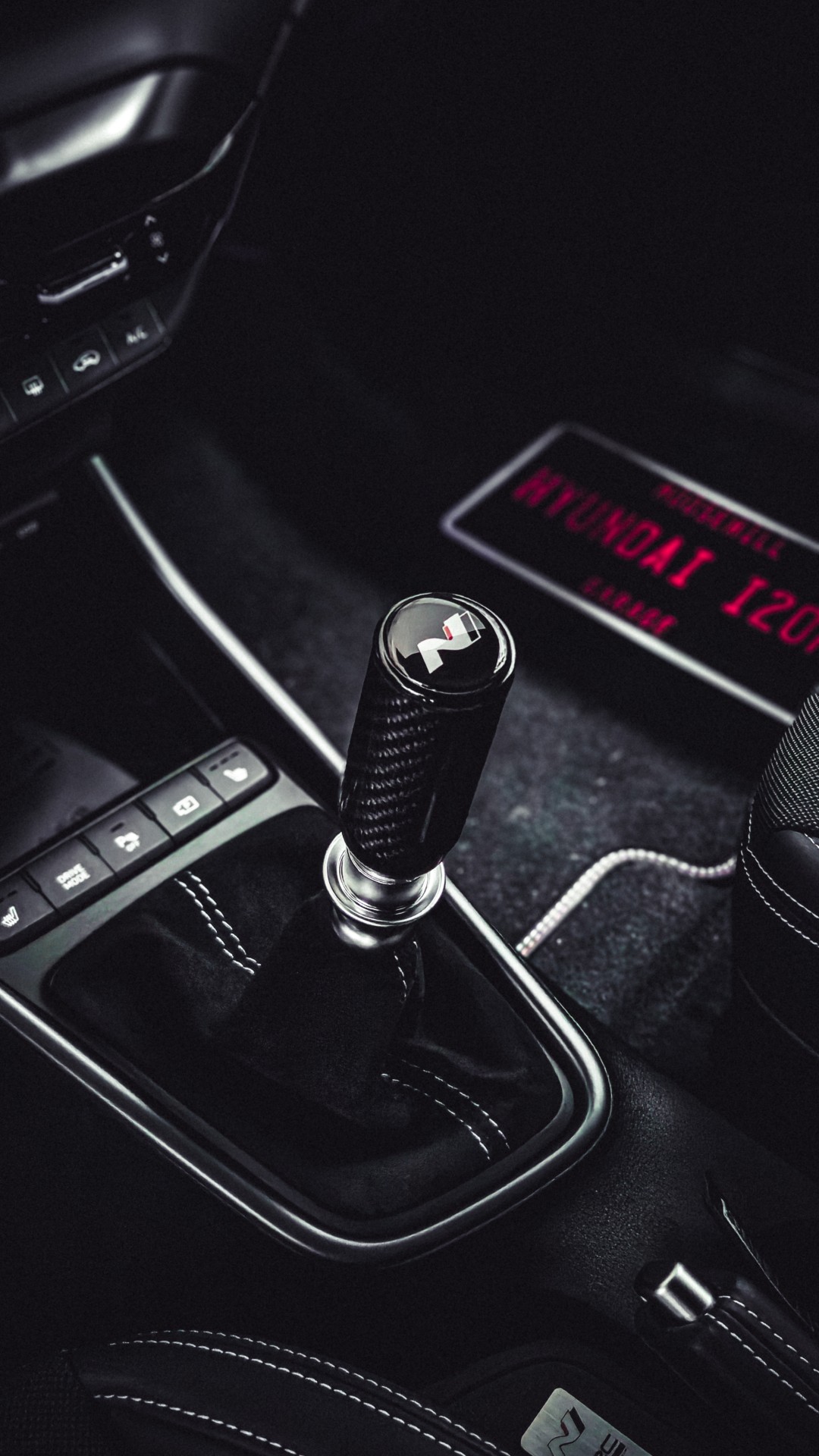 Carbon gear knob by M205 Works, alcantara gaiter by interior customizing gross, N gel badge by Manu Design